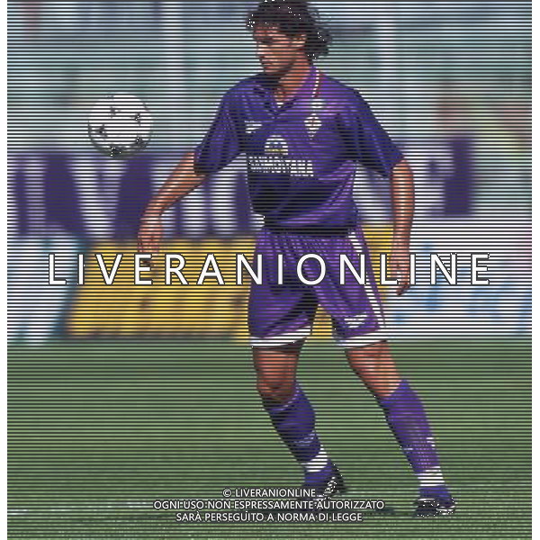 RETROSPETTIVA AMORUSO LORENZO CALCIATORE NELLA FOTO AMORUSO LORENZO CON LA MAGLIA DELLA FIORENTINA AG ALDO LIVERANI SAS
