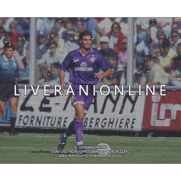 RETROSPETTIVA AMORUSO LORENZO CALCIATORE NELLA FOTO AMORUSO LORENZO CON LA MAGLIA DELLA FIORENTINA AG ALDO LIVERANI SAS