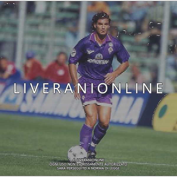 RETROSPETTIVA AMORUSO LORENZO CALCIATORE NELLA FOTO AMORUSO LORENZO CON LA MAGLIA DELLA FIORENTINA AG ALDO LIVERANI SAS