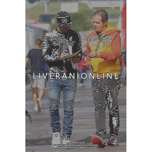 Lewis Hamilton (GBR) Mercedes AMG F1 signs autographs for the fans. 19.06.2015. Formula 1 World Championship, Rd 8, Austrian Grand Prix, Spielberg, Austria, Practice Day. /AGENZIA ALDO LIVERANI Sas - ITALY ONLY - EDITORIAL USE ONLY - Prove Libere