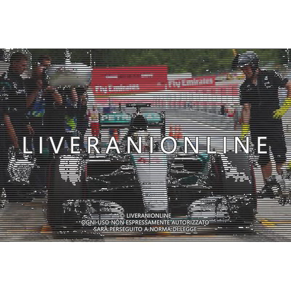 Lewis Hamilton (GBR) Mercedes AMG F1 W06 in the pits. 19.06.2015. Formula 1 World Championship, Rd 8, Austrian Grand Prix, Spielberg, Austria, Practice Day. /AGENZIA ALDO LIVERANI Sas - ITALY ONLY - EDITORIAL USE ONLY - Prove Libere