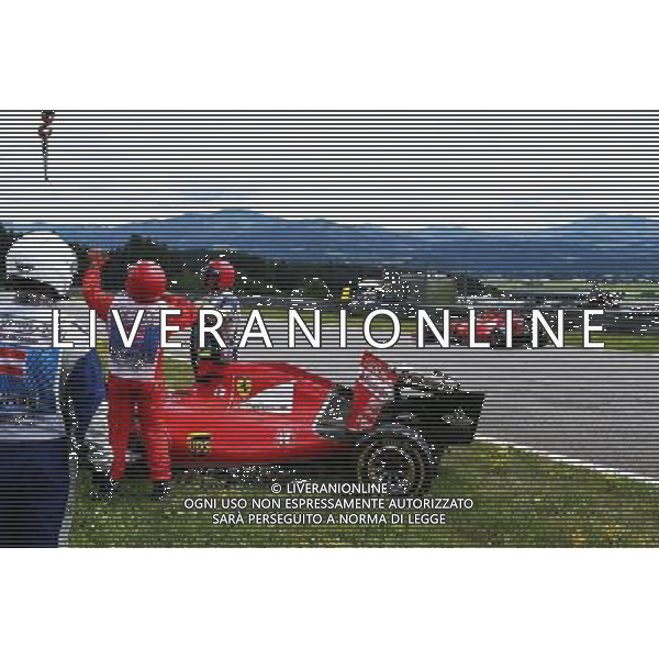 Sebastian Vettel (GER) Ferrari SF15-T passes the damaged Ferrari SF15-T of team mate Kimi Raikkonen (FIN) Ferrari. 21.06.2015. Formula 1 World Championship, Rd 8, Austrian Grand Prix, Spielberg, Austria, Race Day. /AGENZIA ALDO LIVERANI Sas - ITALY ONLY - EDITORIAL USE ONLY - GARA
