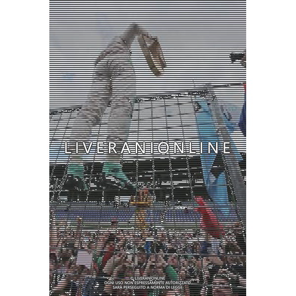 Race winner Nico Rosberg (GER) Mercedes AMG F1 celebrates wwith the fans. 21.06.2015. Formula 1 World Championship, Rd 8, Austrian Grand Prix, Spielberg, Austria, Race Day. AG ALDO LIVERANI SAS ONLY ITALY
