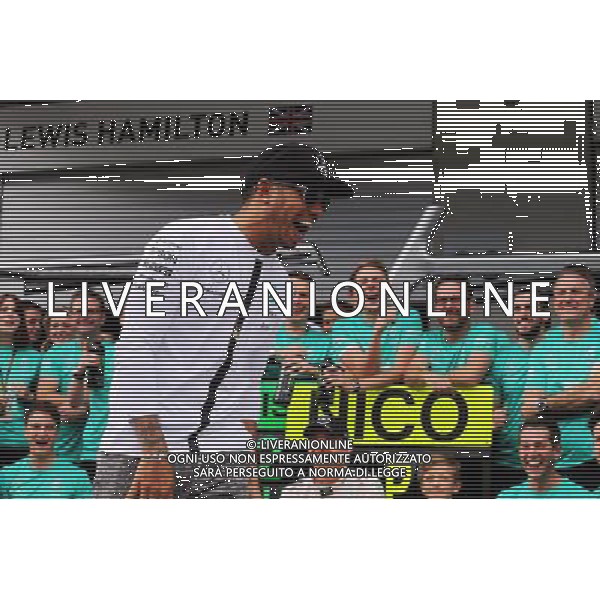Lewis Hamilton (GBR) Mercedes AMG F1 celebrates with the team. 21.06.2015. Formula 1 World Championship, Rd 8, Austrian Grand Prix, Spielberg, Austria, Race Day. AG ALDO LIVERANI SAS ONLY ITALY