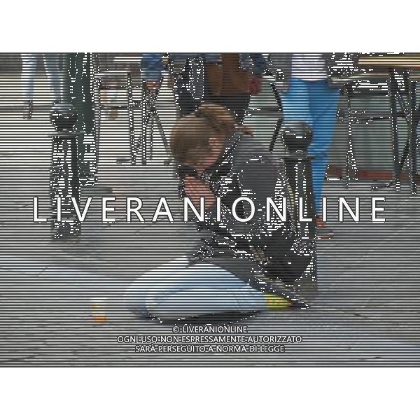 BELGIO BRUSSELL NELLA FOTO BRUSSELL CITTA UNA RAGAZZA CHIEDE L\'ELEMOSINA AG ALDO LIVERANI SAS