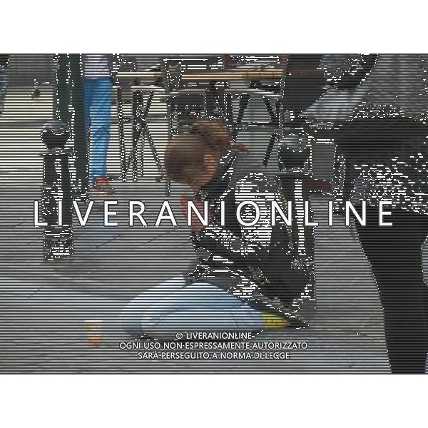 BELGIO BRUSSELL NELLA FOTO BRUSSELL CITTA UNA RAGAZZA CHIEDE L\'ELEMOSINA AG ALDO LIVERANI SAS