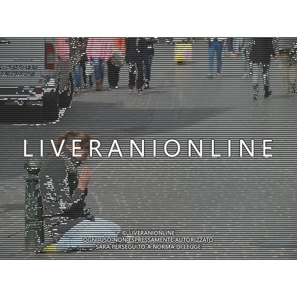 BELGIO BRUSSELL NELLA FOTO BRUSSELL CITTA UNA RAGAZZA CHIEDE L\'ELEMOSINA AG ALDO LIVERANI SAS