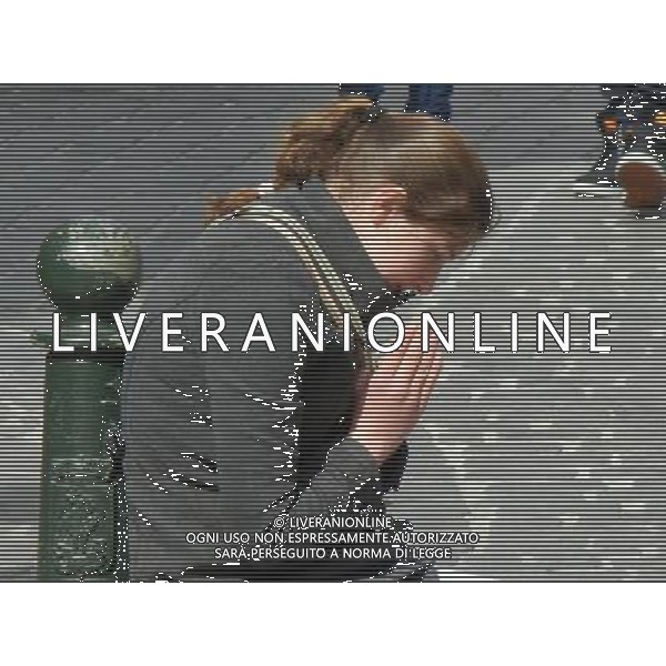 BELGIO BRUSSELL NELLA FOTO BRUSSELL CITTA UNA RAGAZZA CHIEDE L\'ELEMOSINA AG ALDO LIVERANI SAS