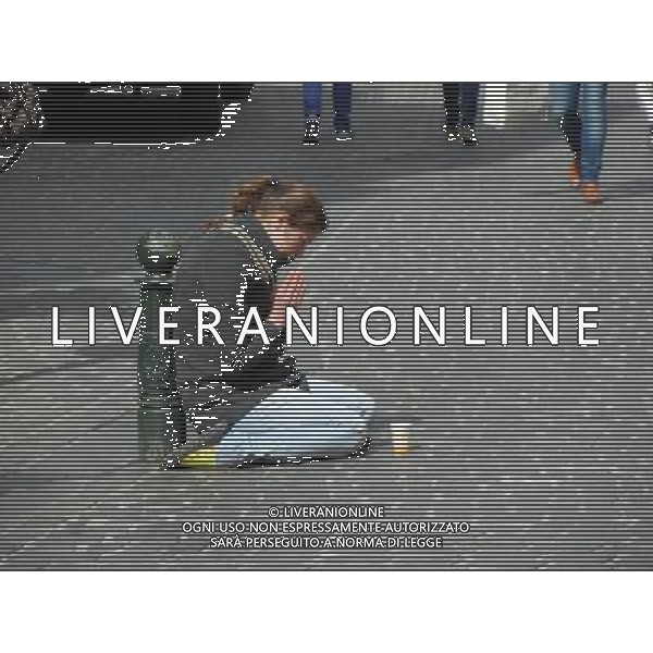 BELGIO BRUSSELL NELLA FOTO BRUSSELL CITTA UNA RAGAZZA CHIEDE L\'ELEMOSINA AG ALDO LIVERANI SAS