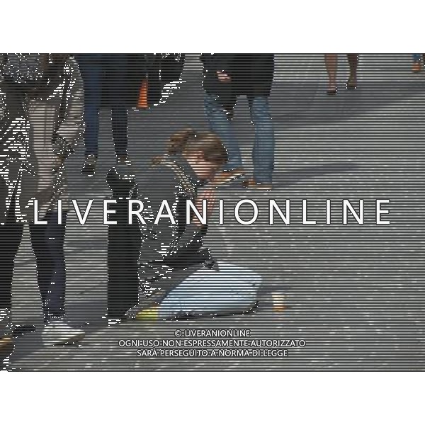 BELGIO BRUSSELL NELLA FOTO BRUSSELL CITTA UNA RAGAZZA CHIEDE L\'ELEMOSINA AG ALDO LIVERANI SAS