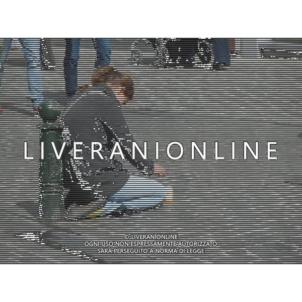 BELGIO BRUSSELL NELLA FOTO BRUSSELL CITTA UNA RAGAZZA CHIEDE L\'ELEMOSINA AG ALDO LIVERANI SAS