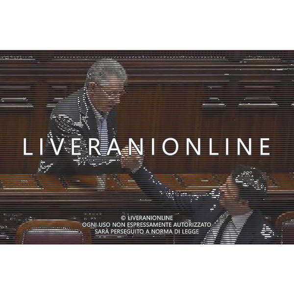 Roma - 24/06/2015 - Montecitorio - Comunicazioni del Presidente del Consiglio Matteo Renzi in vista del Consiglio europeo - nella foto: Umberto Bossi saluta Matteo Renzi / Ph. Fabrizio Corradetti - Ag. Aldo Liverani Sas