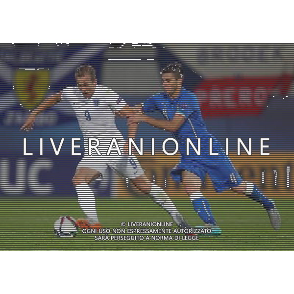 OLOMUNIEC, CZECHY STADION ANDER 24.06.2015 REPREZENTACJA NARODOWA TEAM KADRA U21 PILKA NOZNA MISTRZOSTWA EUROPY UEFA U-21 CZECHY 2015 GRUPA B ANGLIA U21 - WLOCHY U21 NZ HARRY KANE ( ENG ) LORENZO CRISETIG ( ITA ) FOT MICHAL NOWAK / NEWSPIX.PL OLOMOUC, CZECH REPUBLIC ANDER STADIUM 24.06.2015 FOOTBALL NATIONAL TEAMS U-21 UEFA UNDER 21 CHAMPIONSHIP CZECH REPUBLIC 2015 GROUP B ENGLAND U21 - ITALY U21 HARRY KANE ( ENG ) LORENZO CRISETIG ( ITA ) MICHAL NOWAK / NEWSPIX.PL --- Newspix.pl /AGENZIA ALDO LIVERANI Sas - ITALY ONLY - EDITORIAL USE ONLY - Inghilterra - Italia UEFA Under 21 Championship 2015 Group B Olomouc (Repubblica Ceca) - 24.06.2015 *** Local Caption *** www.newspix.pl mail us: info@newspix.pl call us: 0048 022 23 22 222 --- Polish Picture Agency by Ringier Axel Springer Poland