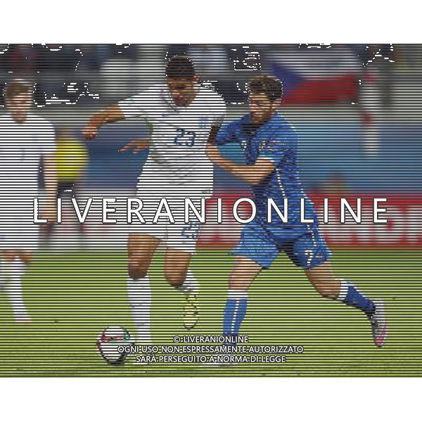 OLOMUNIEC, CZECHY STADION ANDER 24.06.2015 REPREZENTACJA NARODOWA TEAM KADRA U21 PILKA NOZNA MISTRZOSTWA EUROPY UEFA U-21 CZECHY 2015 GRUPA B ANGLIA U21 - WLOCHY U21 NZ RUBEN LOFTUS - CHEEK ( ENG ) STEFANO SABELLI ( ITA ) FOT MICHAL NOWAK / NEWSPIX.PL OLOMOUC, CZECH REPUBLIC ANDER STADIUM 24.06.2015 FOOTBALL NATIONAL TEAMS U-21 UEFA UNDER 21 CHAMPIONSHIP CZECH REPUBLIC 2015 GROUP B ENGLAND U21 - ITALY U21 RUBEN LOFTUS - CHEEK ( ENG ) STEFANO SABELLI ( ITA ) MICHAL NOWAK / NEWSPIX.PL --- Newspix.pl /AGENZIA ALDO LIVERANI Sas - ITALY ONLY - EDITORIAL USE ONLY - Inghilterra - Italia UEFA Under 21 Championship 2015 Group B Olomouc (Repubblica Ceca) - 24.06.2015 *** Local Caption *** www.newspix.pl mail us: info@newspix.pl call us: 0048 022 23 22 222 --- Polish Picture Agency by Ringier Axel Springer Poland