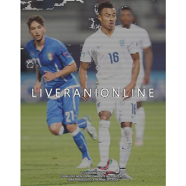 OLOMUNIEC, CZECHY STADION ANDER 24.06.2015 REPREZENTACJA NARODOWA TEAM KADRA U21 PILKA NOZNA MISTRZOSTWA EUROPY UEFA U-21 CZECHY 2015 GRUPA B ANGLIA U21 - WLOCHY U21 NZ DANILO CATALDI ( ITA ) JESSE LINGARD ( ENG ) FOT MICHAL NOWAK / NEWSPIX.PL OLOMOUC, CZECH REPUBLIC ANDER STADIUM 24.06.2015 FOOTBALL NATIONAL TEAMS U-21 UEFA UNDER 21 CHAMPIONSHIP CZECH REPUBLIC 2015 GROUP B ENGLAND U21 - ITALY U21 DANILO CATALDI ( ITA ) JESSE LINGARD ( ENG ) MICHAL NOWAK / NEWSPIX.PL --- Newspix.pl /AGENZIA ALDO LIVERANI Sas - ITALY ONLY - EDITORIAL USE ONLY - Inghilterra - Italia UEFA Under 21 Championship 2015 Group B Olomouc (Repubblica Ceca) - 24.06.2015 *** Local Caption *** www.newspix.pl mail us: info@newspix.pl call us: 0048 022 23 22 222 --- Polish Picture Agency by Ringier Axel Springer Poland
