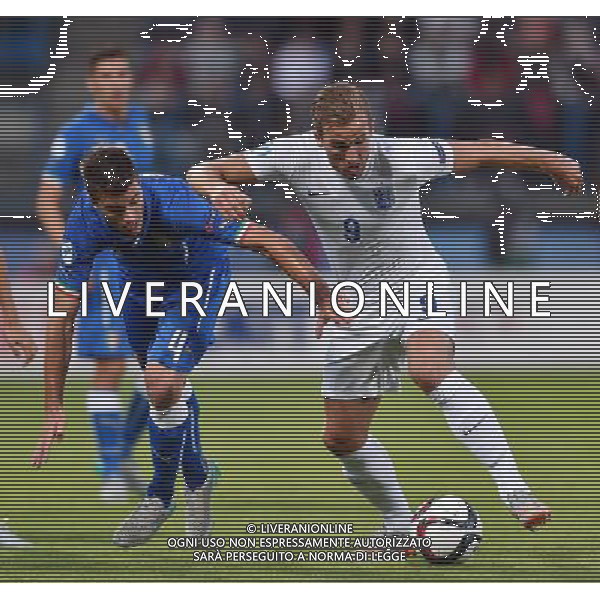 2015.06.24 OLOMOUC FOOTBALL UNDER 21 CHAMPIONSHIP CZECH REPUBLIC 2015 ENGLAND VS ITALY Lorenzo Crisetig HARRY KANE 2015.06.24 OLOMUNIEC CZECHY PILKA NOZNA MISTRZOSTWA EUROPY U21 ANGLIA - WLOCHY FOTO LUKASZ LASKOWSKI / PRESSFOCUS / NEWSPIX.PL --- Newspix.pl /AGENZIA ALDO LIVERANI Sas - ITALY ONLY - EDITORIAL USE ONLY - Inghilterra - Italia UEFA Under 21 Championship 2015 Group B Olomouc (Repubblica Ceca) - 24.06.2015 *** Local Caption *** www.newspix.pl mail us: info@newspix.pl call us: 0048 022 23 22 222 --- Polish Picture Agency by Ringier Axel Springer Poland