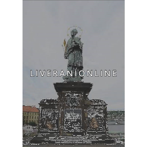 Citta\' di Praga - Repubblica Ceca Praga (Repubblica Ceca) - 25.06.2015 Nella Foto:Ponte Carlo e particolari le figure non annerite per lo sfregamento dei turisti per buon auspicio /Ph.Vitez-Ag. Aldo Liverani