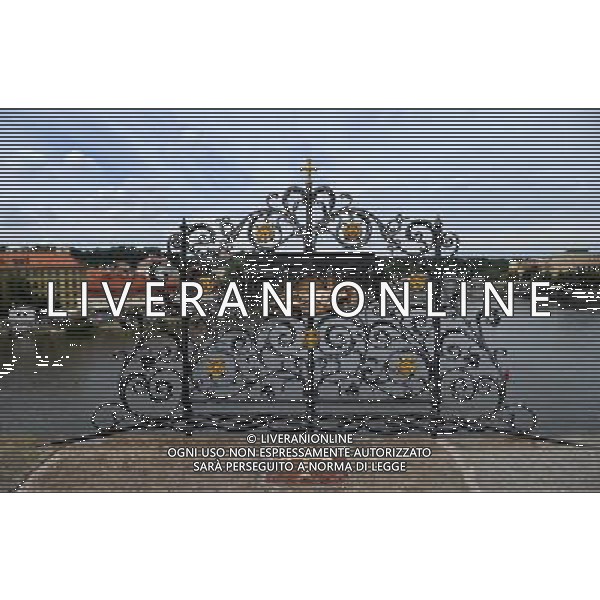 Citta\' di Praga - Repubblica Ceca Praga (Repubblica Ceca) - 25.06.2015 Nella Foto:Ponte Carlo e particolari le parti non annerite per lo sfregamento dei turisti per buon auspicio /Ph.Vitez-Ag. Aldo Liverani