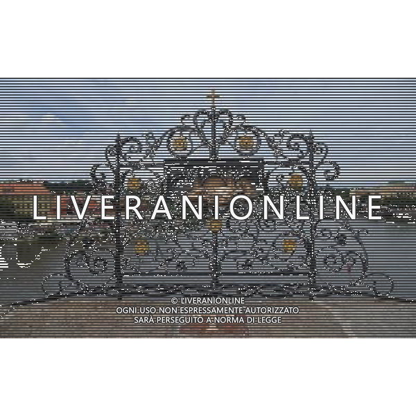 Citta\' di Praga - Repubblica Ceca Praga (Repubblica Ceca) - 25.06.2015 Nella Foto:Ponte Carlo e particolari le parti non annerite per lo sfregamento dei turisti per buon auspicio /Ph.Vitez-Ag. Aldo Liverani