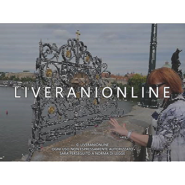 Citta\' di Praga - Repubblica Ceca Praga (Repubblica Ceca) - 25.06.2015 Nella Foto:Ponte Carlo e particolari le parti non annerite per lo sfregamento dei turisti per buon auspicio /Ph.Vitez-Ag. Aldo Liverani