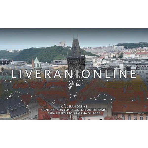 Citta\' di Praga - Repubblica Ceca Praga (Repubblica Ceca) - 25.06.2015 Nella Foto:Staromestske namesti - Piazza dell cittÃ  vecchia di Praga con la chiesa di Santa Maria di Tyn vicoli e tetti della citta\' vecchia /Ph.Vitez-Ag. Aldo Liverani