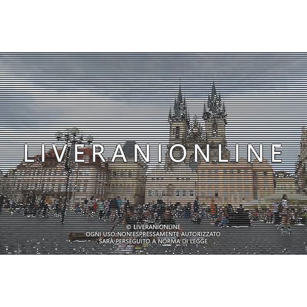 Citta\' di Praga - Repubblica Ceca Praga (Repubblica Ceca) - 25.06.2015 Nella Foto:Artisti di strada nella Staromestske namesti - Piazza dell cittÃ  vecchia di Praga con la chiesa di Santa Maria di Tyn /Ph.Vitez-Ag. Aldo Liverani