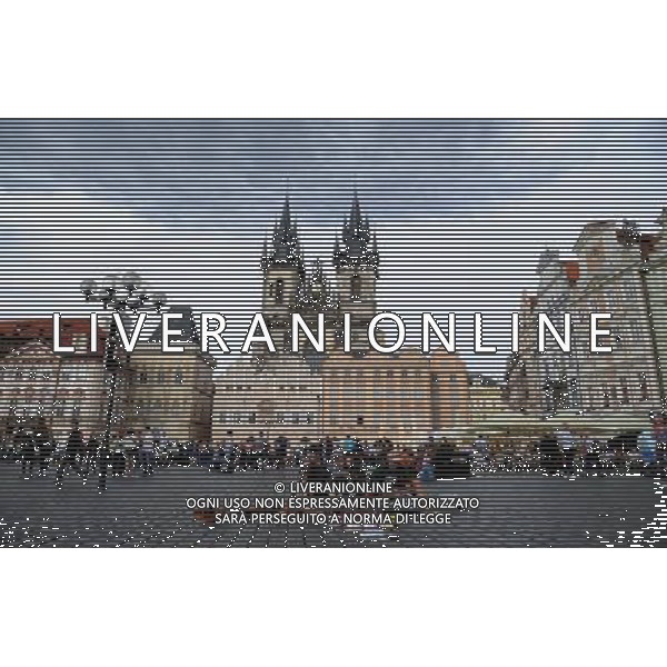 Citta\' di Praga - Repubblica Ceca Praga (Repubblica Ceca) - 25.06.2015 Nella Foto:Artisti di strada nella Staromestske namesti - Piazza dell cittÃ  vecchia di Praga con la chiesa di Santa Maria di Tyn /Ph.Vitez-Ag. Aldo Liverani