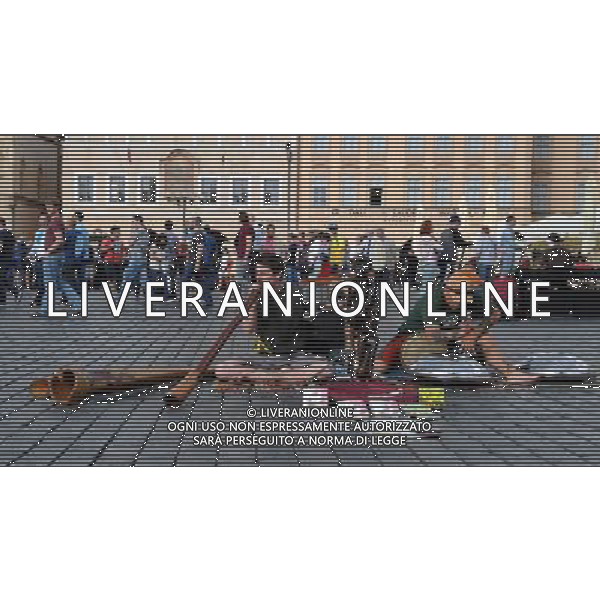 Citta\' di Praga - Repubblica Ceca Praga (Repubblica Ceca) - 25.06.2015 Nella Foto:Artisti di strada nella Staromestske namesti - Piazza dell cittÃ  vecchia di Praga con la chiesa di Santa Maria di Tyn /Ph.Vitez-Ag. Aldo Liverani