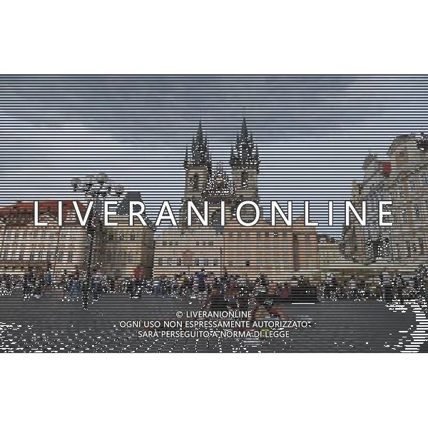 Citta\' di Praga - Repubblica Ceca Praga (Repubblica Ceca) - 25.06.2015 Nella Foto:Artisti di strada nella Staromestske namesti - Piazza dell cittÃ  vecchia di Praga con la chiesa di Santa Maria di Tyn /Ph.Vitez-Ag. Aldo Liverani