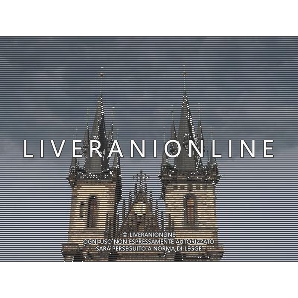 Citta\' di Praga - Repubblica Ceca Praga (Repubblica Ceca) - 25.06.2015 Nella Foto:Artisti di strada nella Staromestske namesti - Piazza dell cittÃ  vecchia di Praga con la chiesa di Santa Maria di Tyn /Ph.Vitez-Ag. Aldo Liverani