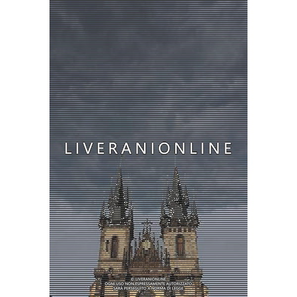 Citta\' di Praga - Repubblica Ceca Praga (Repubblica Ceca) - 25.06.2015 Nella Foto:Artisti di strada nella Staromestske namesti - Piazza dell cittÃ  vecchia di Praga con la chiesa di Santa Maria di Tyn /Ph.Vitez-Ag. Aldo Liverani