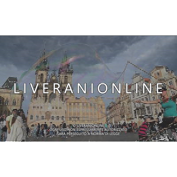 Citta\' di Praga - Repubblica Ceca Praga (Repubblica Ceca) - 25.06.2015 Nella Foto:Artisti di strada nella Staromestske namesti - Piazza dell cittÃ  vecchia di Praga con la chiesa di Santa Maria di Tyn /Ph.Vitez-Ag. Aldo Liverani