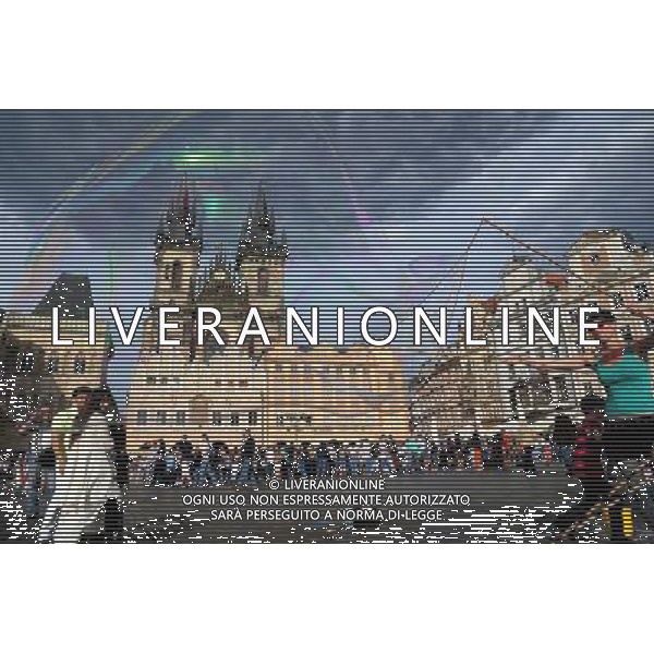 Citta\' di Praga - Repubblica Ceca Praga (Repubblica Ceca) - 25.06.2015 Nella Foto:Artisti di strada nella Staromestske namesti - Piazza dell cittÃ  vecchia di Praga con la chiesa di Santa Maria di Tyn /Ph.Vitez-Ag. Aldo Liverani