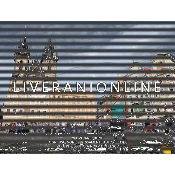 Citta\' di Praga - Repubblica Ceca Praga (Repubblica Ceca) - 25.06.2015 Nella Foto:Artisti di strada nella Staromestske namesti - Piazza dell cittÃ  vecchia di Praga con la chiesa di Santa Maria di Tyn /Ph.Vitez-Ag. Aldo Liverani