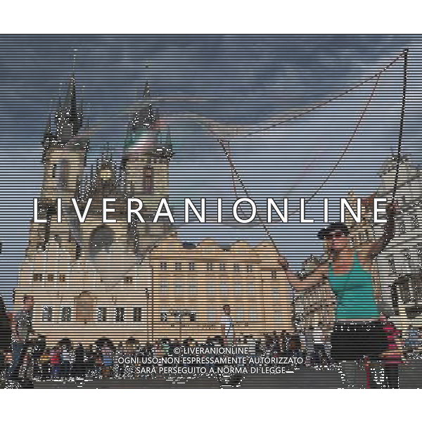Citta\' di Praga - Repubblica Ceca Praga (Repubblica Ceca) - 25.06.2015 Nella Foto:Artisti di strada nella Staromestske namesti - Piazza dell cittÃ  vecchia di Praga con la chiesa di Santa Maria di Tyn /Ph.Vitez-Ag. Aldo Liverani
