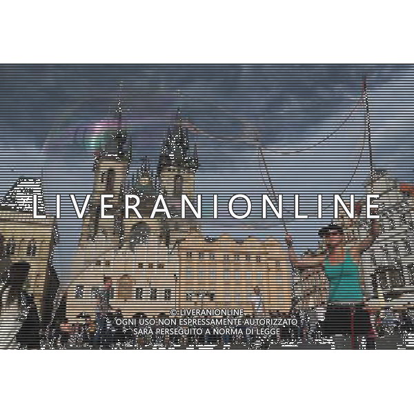 Citta\' di Praga - Repubblica Ceca Praga (Repubblica Ceca) - 25.06.2015 Nella Foto:Artisti di strada nella Staromestske namesti - Piazza dell cittÃ  vecchia di Praga con la chiesa di Santa Maria di Tyn /Ph.Vitez-Ag. Aldo Liverani