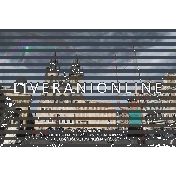 Citta\' di Praga - Repubblica Ceca Praga (Repubblica Ceca) - 25.06.2015 Nella Foto:Artisti di strada nella Staromestske namesti - Piazza dell cittÃ  vecchia di Praga con la chiesa di Santa Maria di Tyn /Ph.Vitez-Ag. Aldo Liverani
