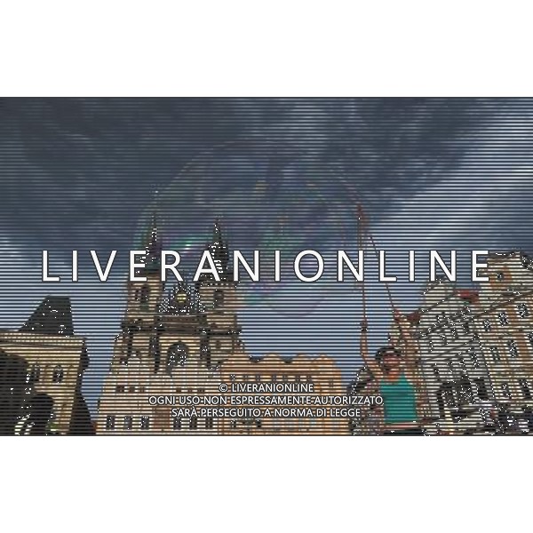 Citta\' di Praga - Repubblica Ceca Praga (Repubblica Ceca) - 25.06.2015 Nella Foto:Artisti di strada nella Staromestske namesti - Piazza dell cittÃ  vecchia di Praga con la chiesa di Santa Maria di Tyn /Ph.Vitez-Ag. Aldo Liverani