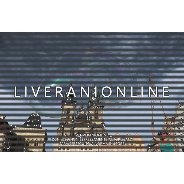 Citta\' di Praga - Repubblica Ceca Praga (Repubblica Ceca) - 25.06.2015 Nella Foto:Artisti di strada nella Staromestske namesti - Piazza dell cittÃ  vecchia di Praga con la chiesa di Santa Maria di Tyn /Ph.Vitez-Ag. Aldo Liverani