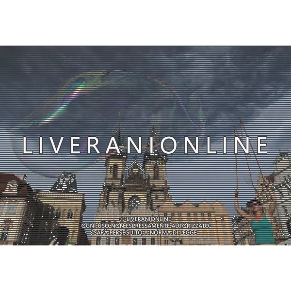Citta\' di Praga - Repubblica Ceca Praga (Repubblica Ceca) - 25.06.2015 Nella Foto:Artisti di strada nella Staromestske namesti - Piazza dell cittÃ  vecchia di Praga con la chiesa di Santa Maria di Tyn /Ph.Vitez-Ag. Aldo Liverani