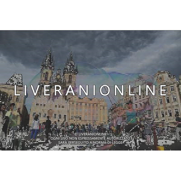 Citta\' di Praga - Repubblica Ceca Praga (Repubblica Ceca) - 25.06.2015 Nella Foto:Artisti di strada nella Staromestske namesti - Piazza dell cittÃ  vecchia di Praga con la chiesa di Santa Maria di Tyn /Ph.Vitez-Ag. Aldo Liverani