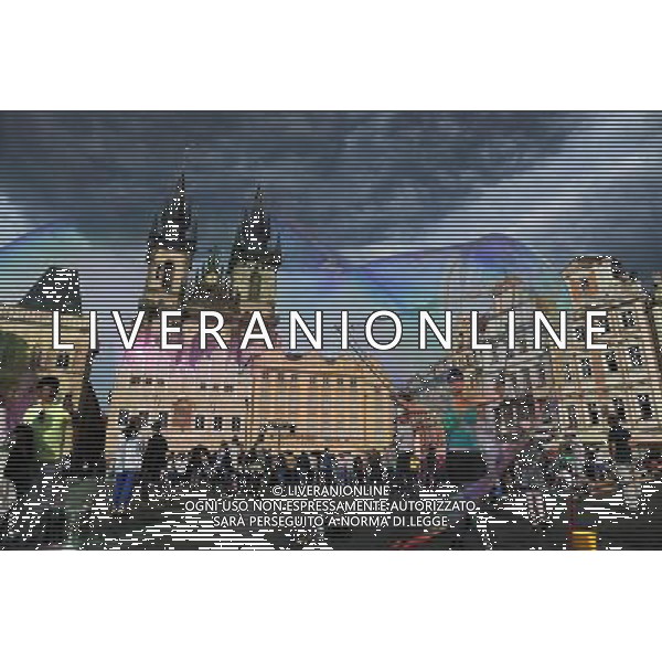 Citta\' di Praga - Repubblica Ceca Praga (Repubblica Ceca) - 25.06.2015 Nella Foto:Artisti di strada nella Staromestske namesti - Piazza dell cittÃ  vecchia di Praga con la chiesa di Santa Maria di Tyn /Ph.Vitez-Ag. Aldo Liverani