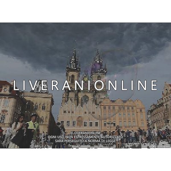 Citta\' di Praga - Repubblica Ceca Praga (Repubblica Ceca) - 25.06.2015 Nella Foto:Artisti di strada nella Staromestske namesti - Piazza dell cittÃ  vecchia di Praga con la chiesa di Santa Maria di Tyn /Ph.Vitez-Ag. Aldo Liverani