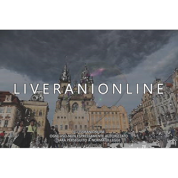 Citta\' di Praga - Repubblica Ceca Praga (Repubblica Ceca) - 25.06.2015 Nella Foto:Artisti di strada nella Staromestske namesti - Piazza dell cittÃ  vecchia di Praga con la chiesa di Santa Maria di Tyn /Ph.Vitez-Ag. Aldo Liverani