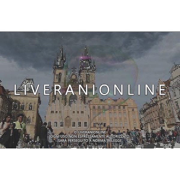 Citta\' di Praga - Repubblica Ceca Praga (Repubblica Ceca) - 25.06.2015 Nella Foto:Artisti di strada nella Staromestske namesti - Piazza dell cittÃ  vecchia di Praga con la chiesa di Santa Maria di Tyn /Ph.Vitez-Ag. Aldo Liverani