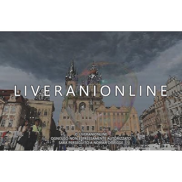 Citta\' di Praga - Repubblica Ceca Praga (Repubblica Ceca) - 25.06.2015 Nella Foto:Artisti di strada nella Staromestske namesti - Piazza dell cittÃ  vecchia di Praga con la chiesa di Santa Maria di Tyn /Ph.Vitez-Ag. Aldo Liverani