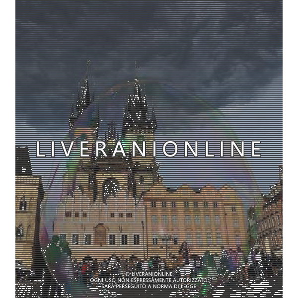 Citta\' di Praga - Repubblica Ceca Praga (Repubblica Ceca) - 25.06.2015 Nella Foto:Artisti di strada nella Staromestske namesti - Piazza dell cittÃ  vecchia di Praga con la chiesa di Santa Maria di Tyn /Ph.Vitez-Ag. Aldo Liverani