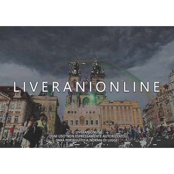 Citta\' di Praga - Repubblica Ceca Praga (Repubblica Ceca) - 25.06.2015 Nella Foto:Artisti di strada nella Staromestske namesti - Piazza dell cittÃ  vecchia di Praga con la chiesa di Santa Maria di Tyn /Ph.Vitez-Ag. Aldo Liverani