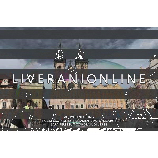 Citta\' di Praga - Repubblica Ceca Praga (Repubblica Ceca) - 25.06.2015 Nella Foto:Artisti di strada nella Staromestske namesti - Piazza dell cittÃ  vecchia di Praga con la chiesa di Santa Maria di Tyn /Ph.Vitez-Ag. Aldo Liverani