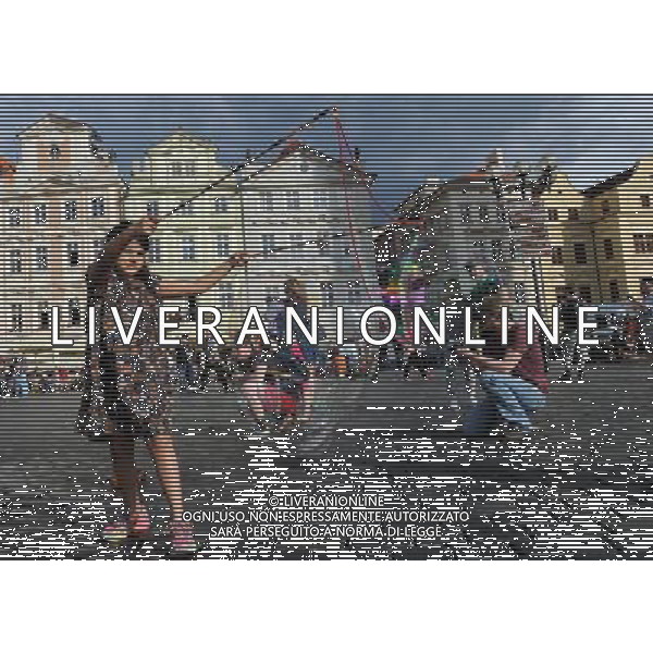 Citta\' di Praga - Repubblica Ceca Praga (Repubblica Ceca) - 25.06.2015 Nella Foto:Artisti di strada nella Staromestske namesti - Piazza dell cittÃ  vecchia di Praga con la chiesa di Santa Maria di Tyn /Ph.Vitez-Ag. Aldo Liverani